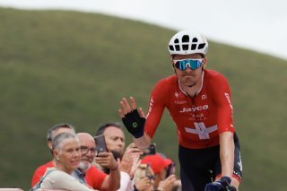 Mauro Schmid (ici lors de la dernière Vuelta) a remporté dimanche la Cadel Evans Great Ocean Race KEYSTONE/EPA EFE/JAVIER LIZON